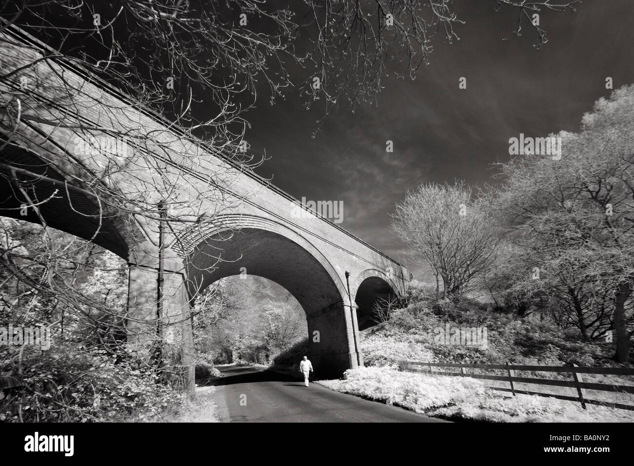 'Un pont ferroviaire voûté en briques' traversant une route de campagne 'East Anglia' Grande-Bretagne Banque D'Images