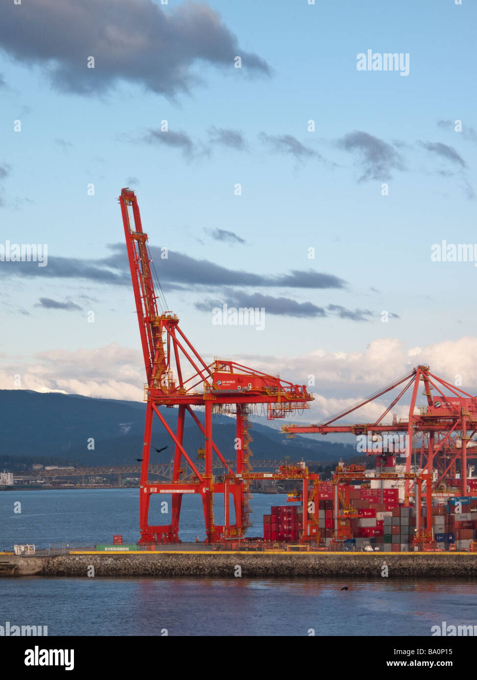 Port de conteneurs dans l'Inlet Burrard, Vancouver British Columbia Banque D'Images