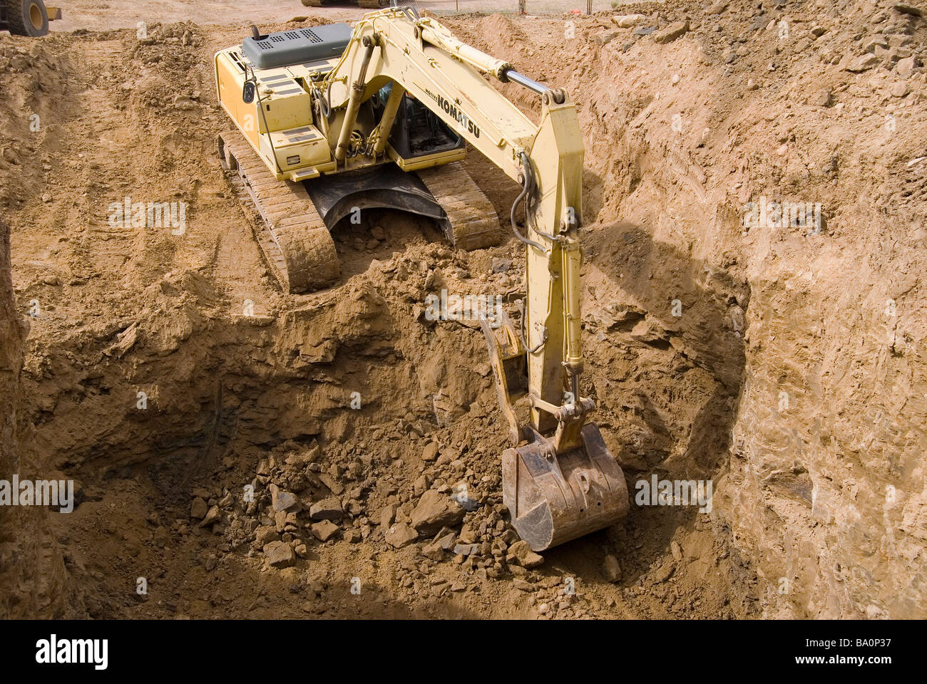 Excavatrice sur chenilles dépose de rock excavation dans le cadre d'un assainissement de l'environnement. Banque D'Images