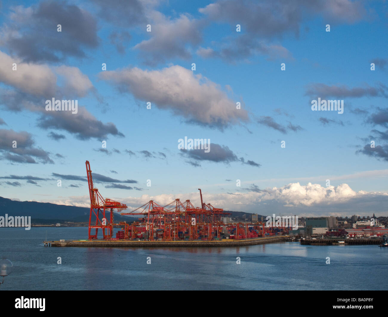 Port de conteneurs dans l'Inlet Burrard, Vancouver British Columbia Banque D'Images