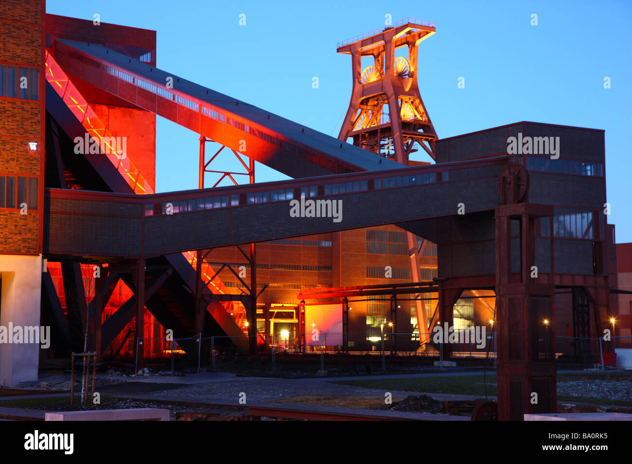 Site du patrimoine mondial de l'ancienne mine de charbon Zeche Zollverein. Salles d'exposition dans le Kohlewaesche. Escalator rouge, Essen Banque D'Images