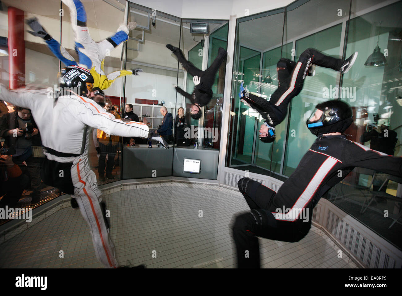 Simulateur de chute libre Indoor Skydiving, simulation d'un parachute. Une piscine wind tunnel à Bottrop, Allemagne. Banque D'Images