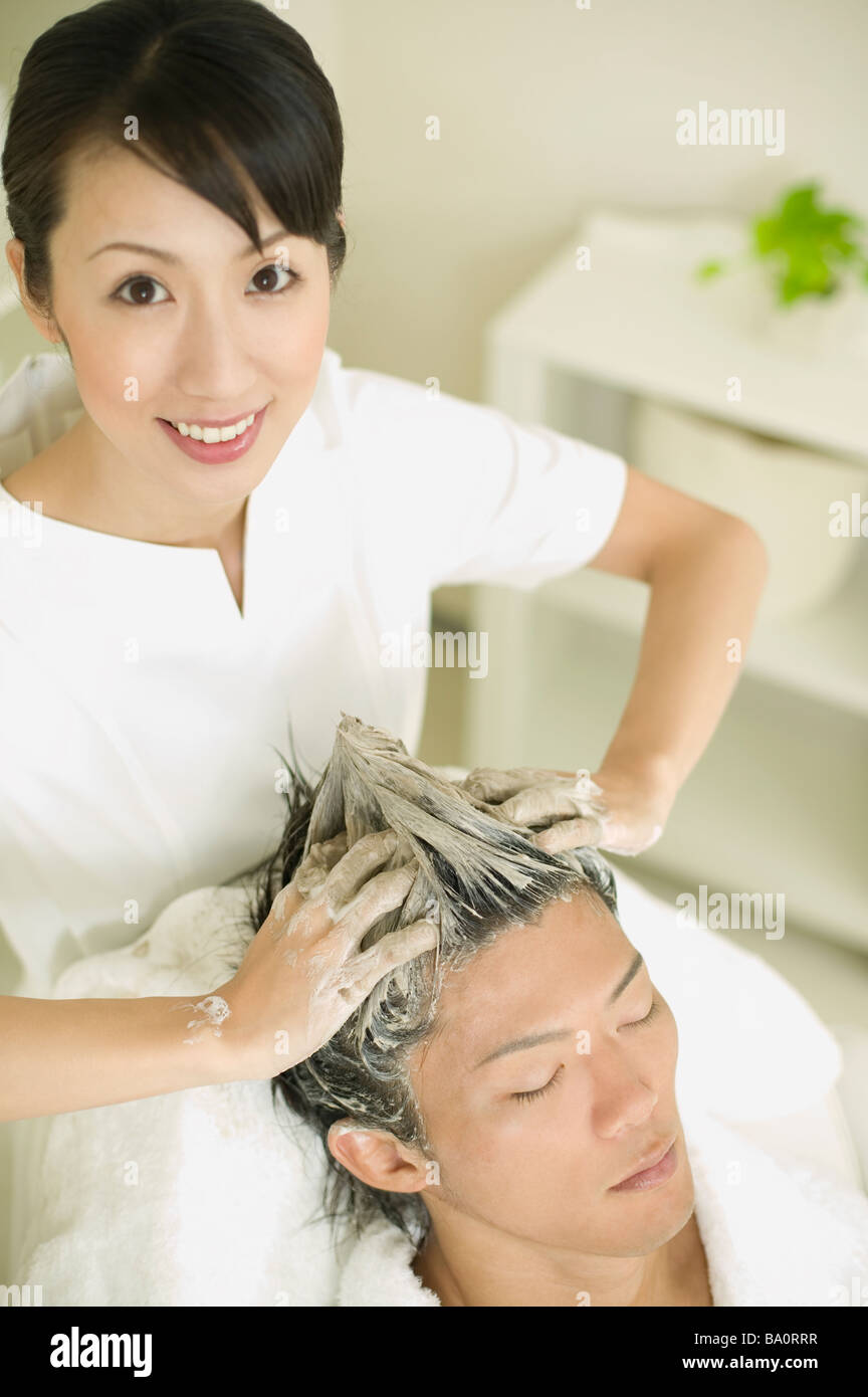 L'application de massothérapeute massage restauration de cheveux Banque D'Images