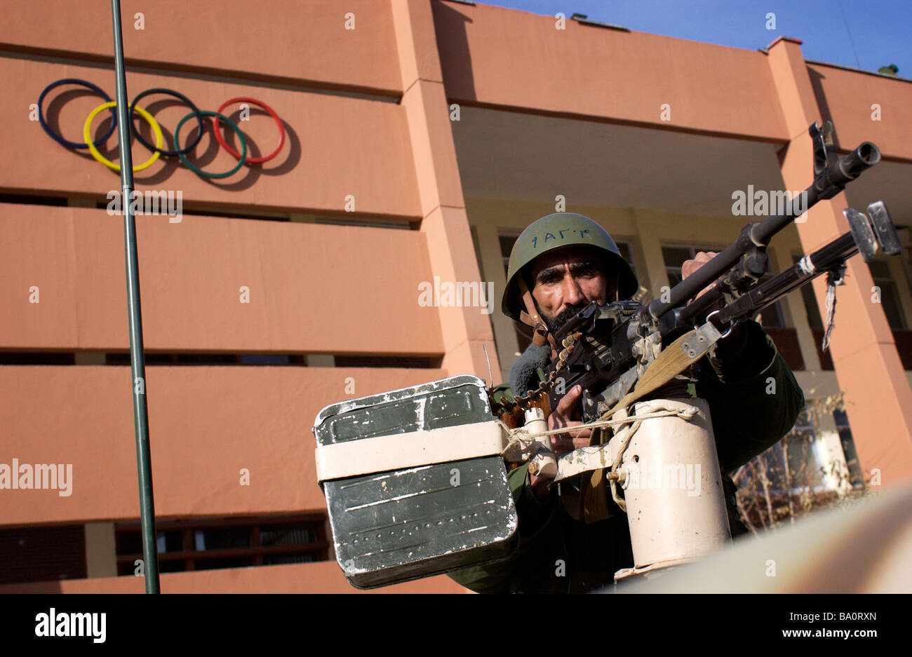 Un soldat de l'Armée nationale afghane monte la garde à l'extérieur du stade Ghazi à Kaboul en Afghanistan Banque D'Images