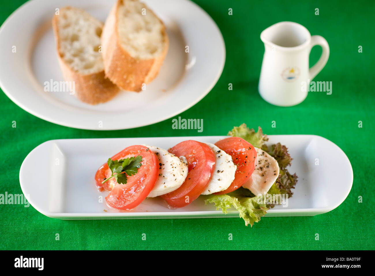 Insalata di caprese et du pain Banque D'Images