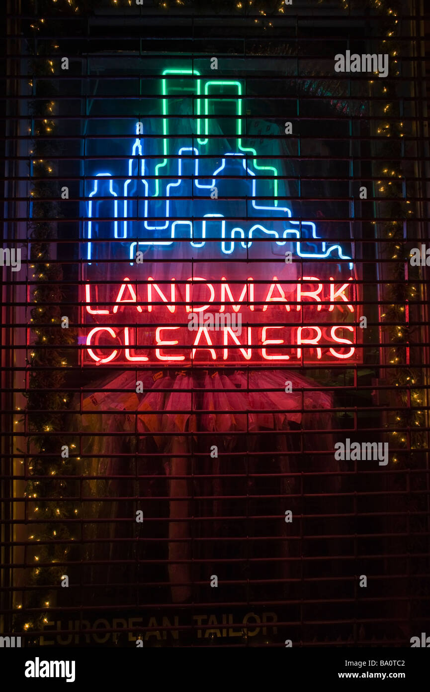 Les nettoyeurs à sec en néon. Manhattan, New York City, USA. Banque D'Images