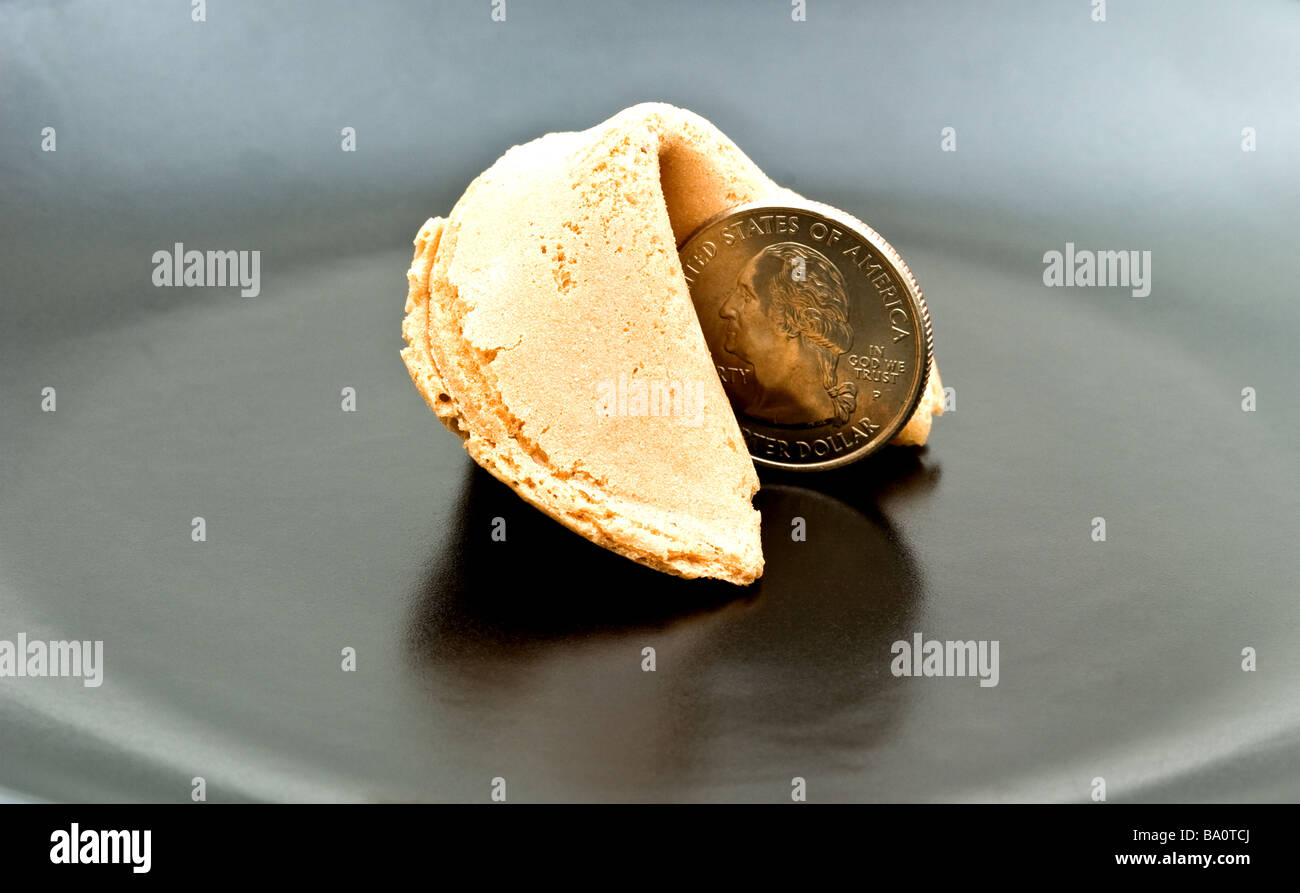 Biscuit de fortune chinois enroulé autour d'un quart coin Banque D'Images