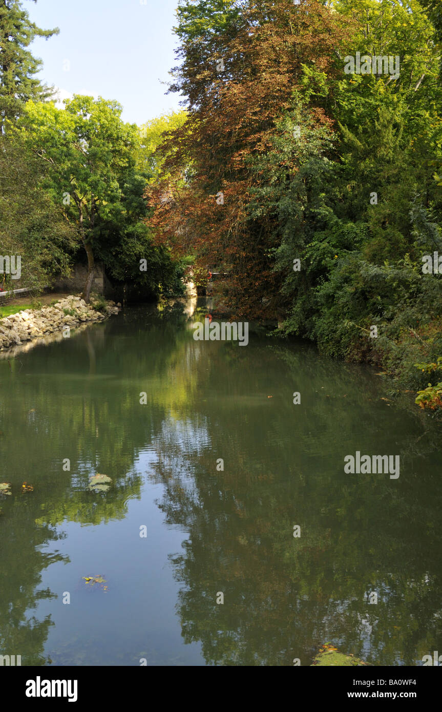 La rivière Indre coule lentement passé Azay-le-Rideau , France. Banque D'Images