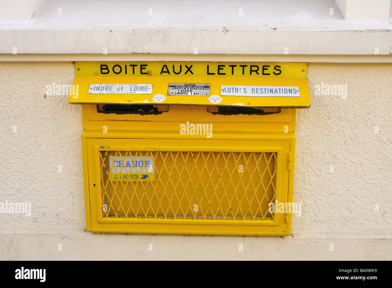 Boite aux lettres jaune francaise Banque de photographies et d