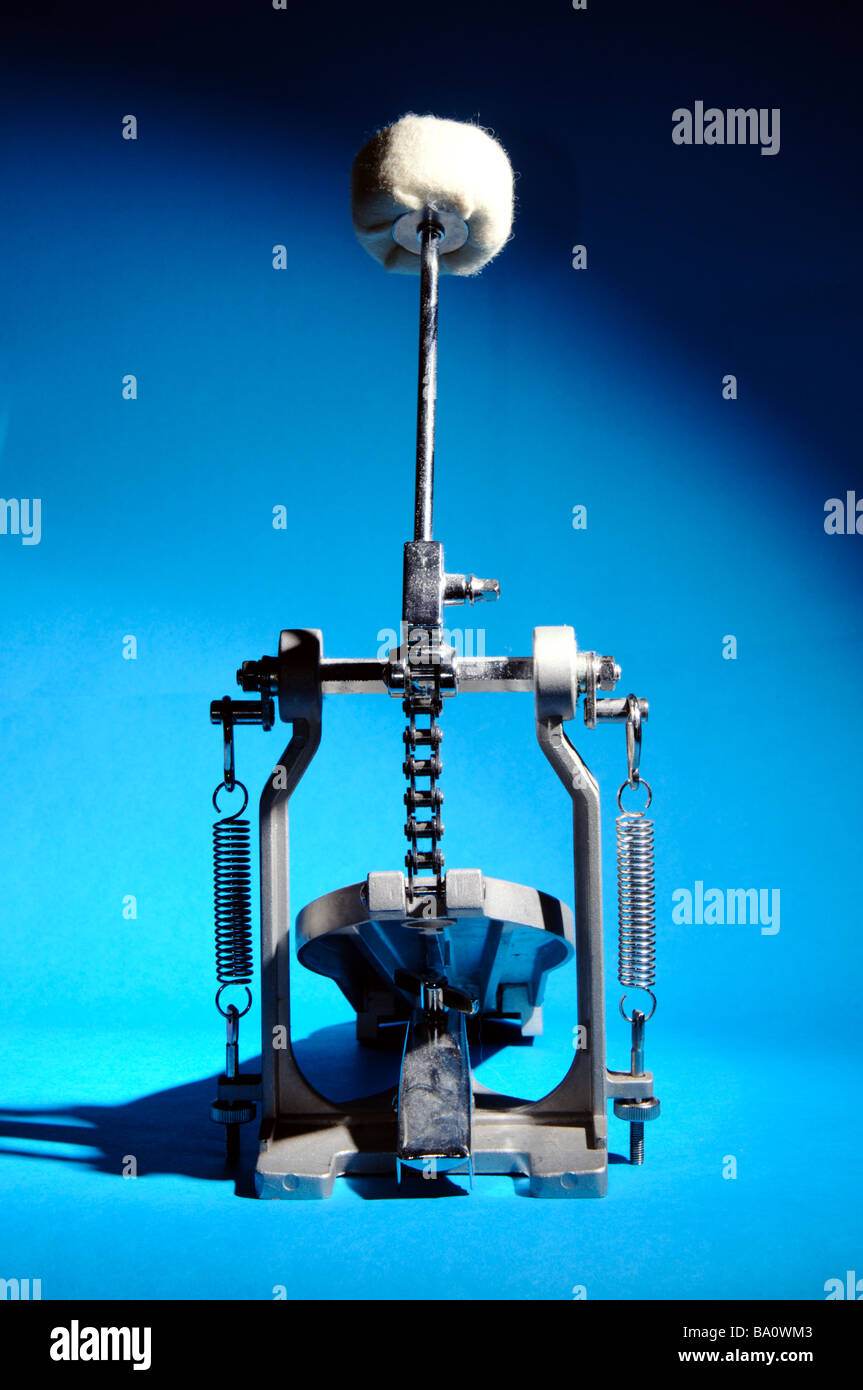 Sur la face de la pédale de grosse caisse avec fond bleu Banque D'Images