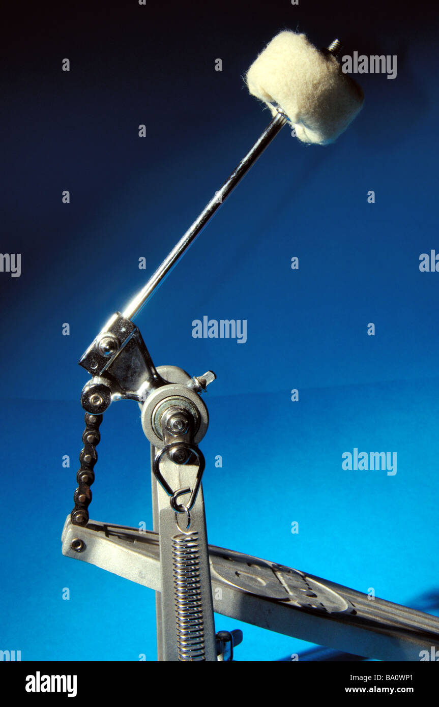 Grosse caisse pédale sur fond bleu Banque D'Images