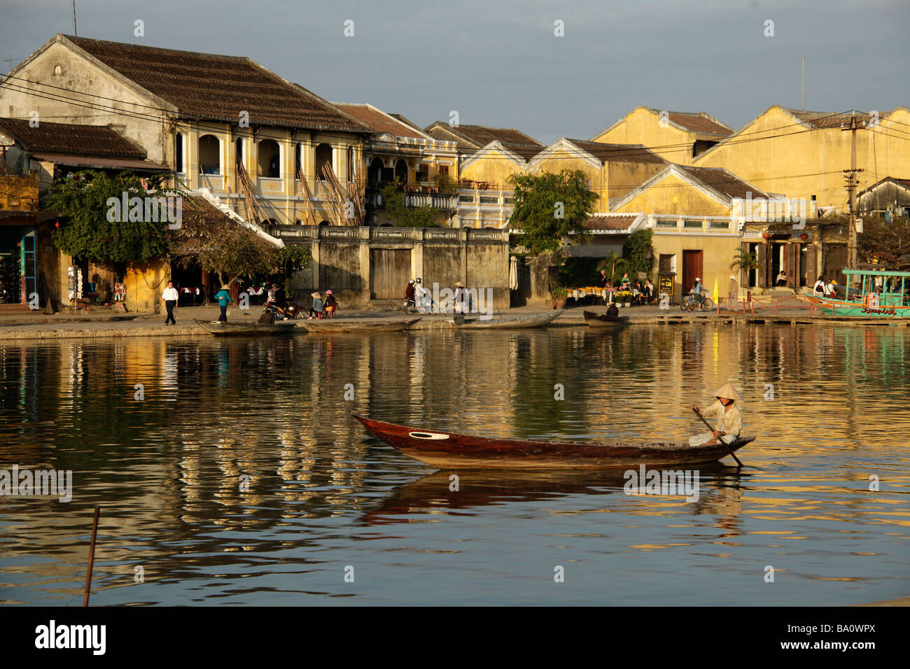 Bateau à rames sur la rivière Thu Bon à Hoi An Vietnam Banque D'Images