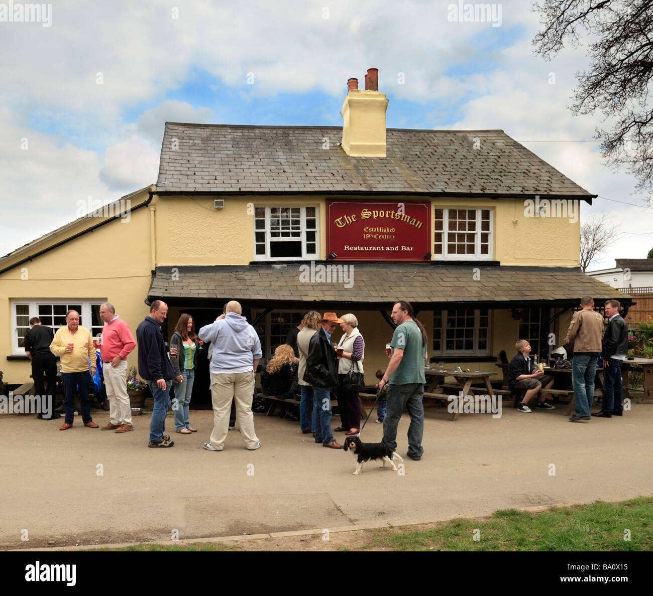 Les gens de prendre un verre à l'extérieur de la maison publique sportif, caritatif ayant repris, Surrey. Banque D'Images