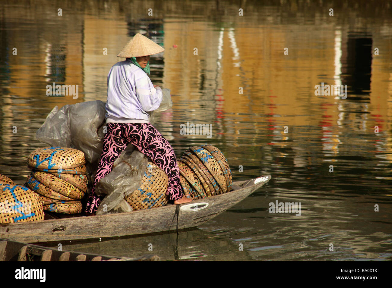 Bateau à rames avec la vannerie à la rivière Thu Bon à Hoi An Vietnam Banque D'Images