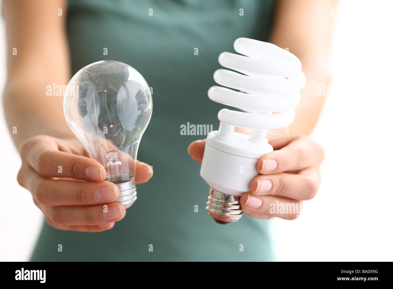 Mains tenant et traditionnelles ampoules économes en énergie Photo Stock -  Alamy