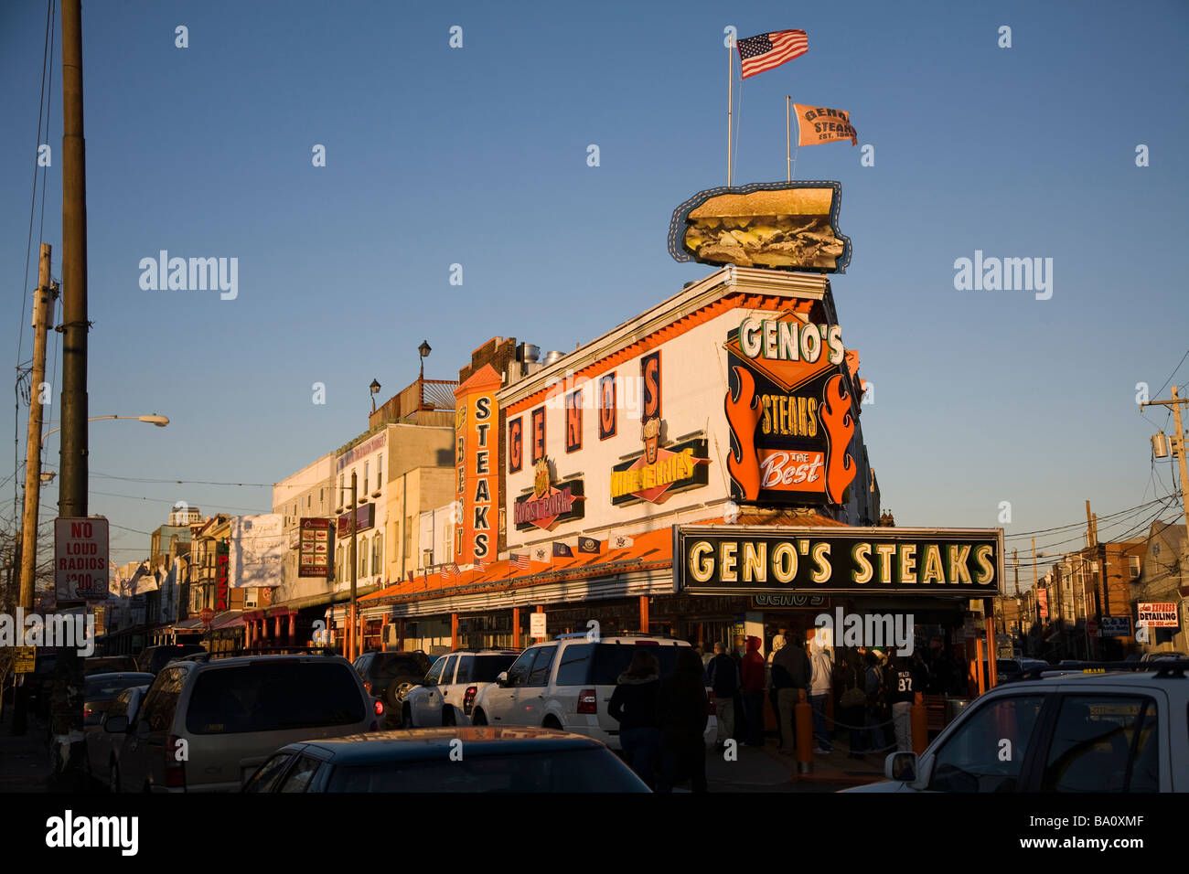 Steaks de Geno's, un fast food populaires au service des sandwiches Philly Cheesesteak Banque D'Images