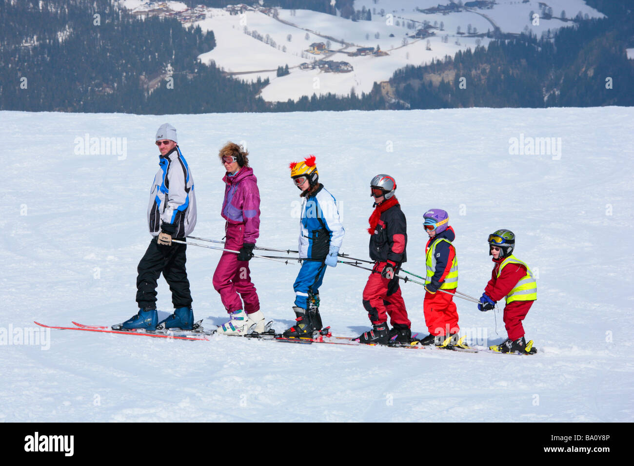 Une famille ski alpin à fichier unique sur Reiteralm en Styrie, Autriche Banque D'Images