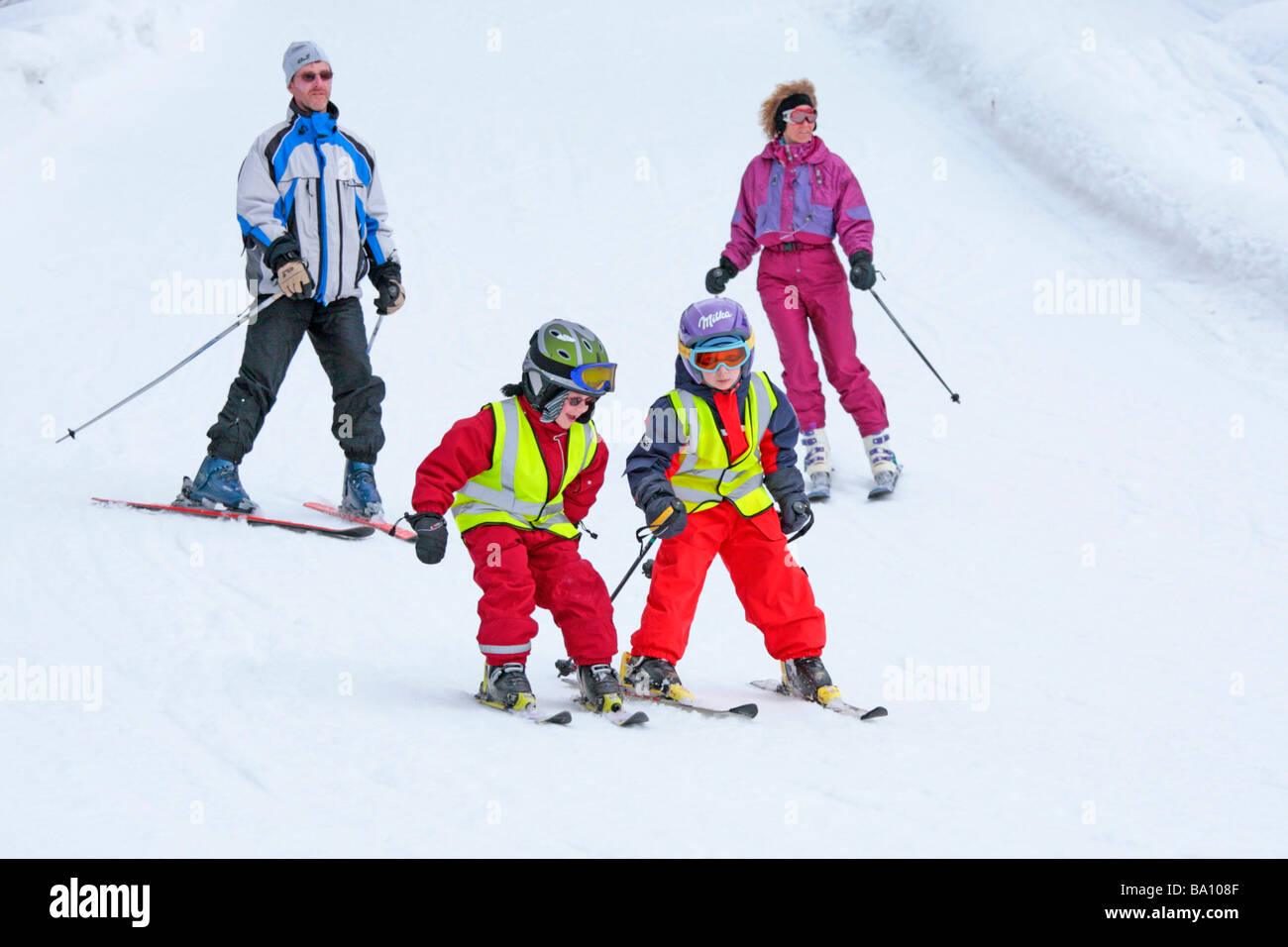 Une jeune famille ski alpin à Hochwurzen en Styrie, Autriche Banque D'Images