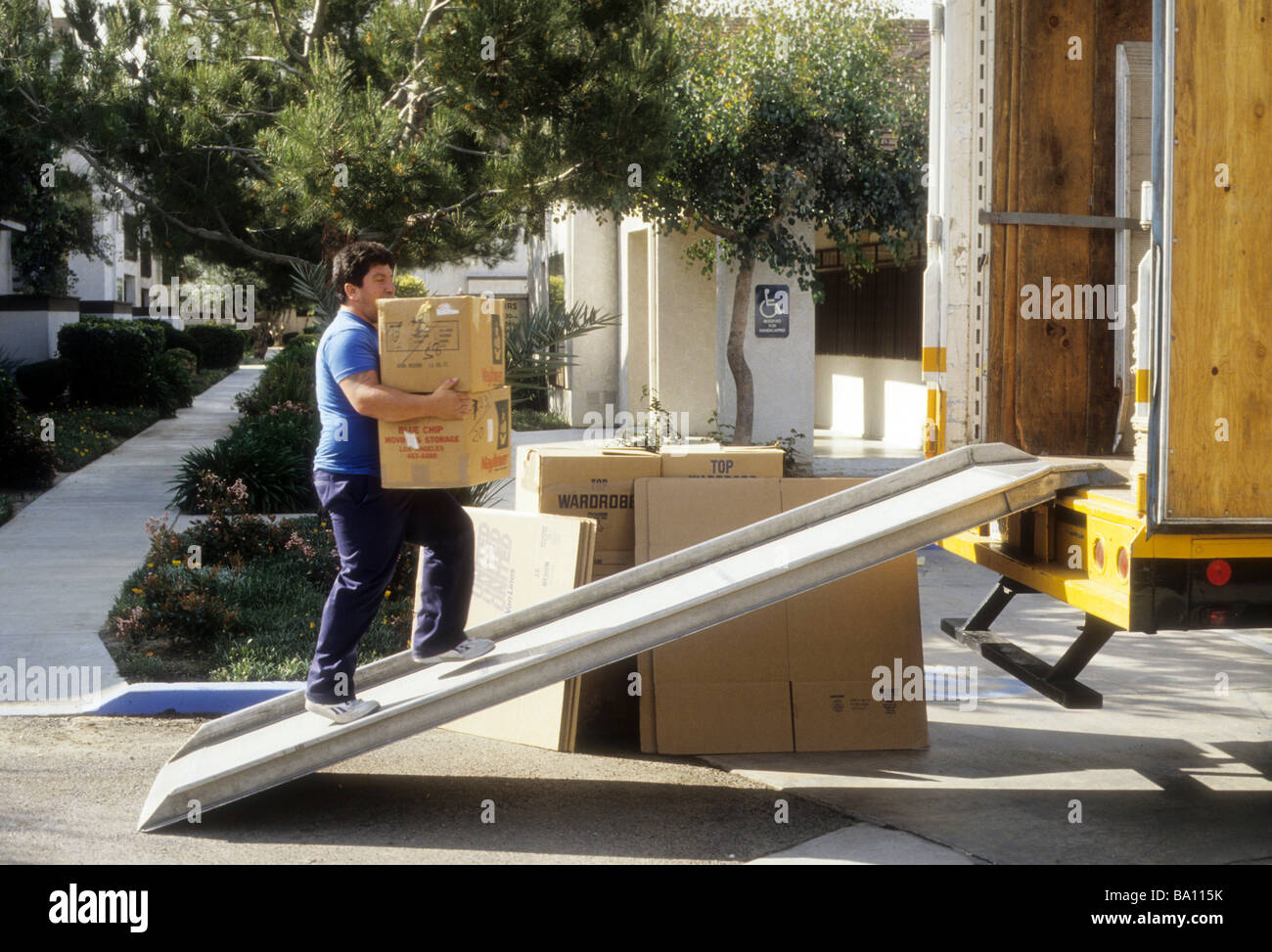 L'homme rampe plan incliné de l'angle de marche efficace machine-outil  transporter camion déménagement Déménagement Emballage carton lutte  travailler dur facile Photo Stock - Alamy