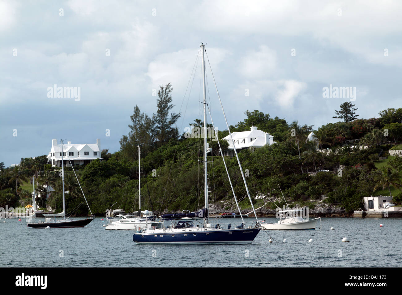 Yachts amarrés dans l'entrée au port de Hamilton (Barrs Bay), ville de Hamilton Bermudes Banque D'Images