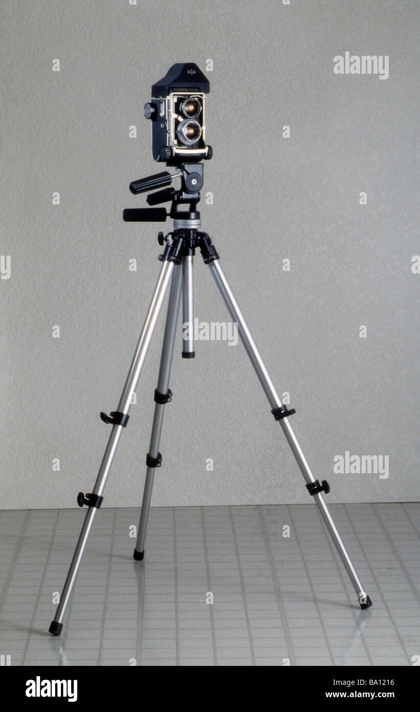 120 appareil photo reflex à objectif interchangeable sur trépied Mamiyaflex  C330 photo film de support robuste Photo Stock - Alamy