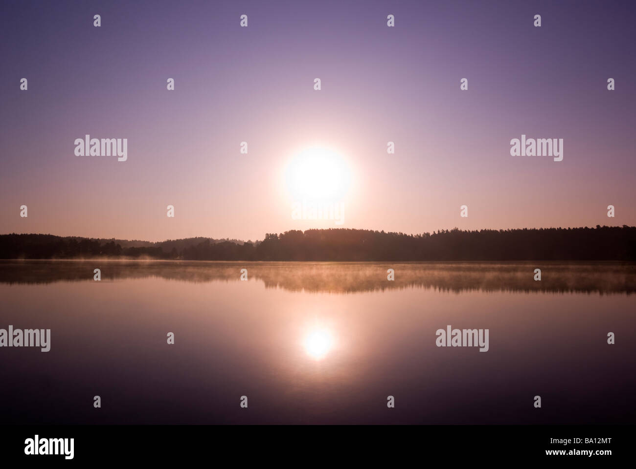 Le lever du soleil sur le lac Misty Mazurie Pologne aRGB Banque D'Images