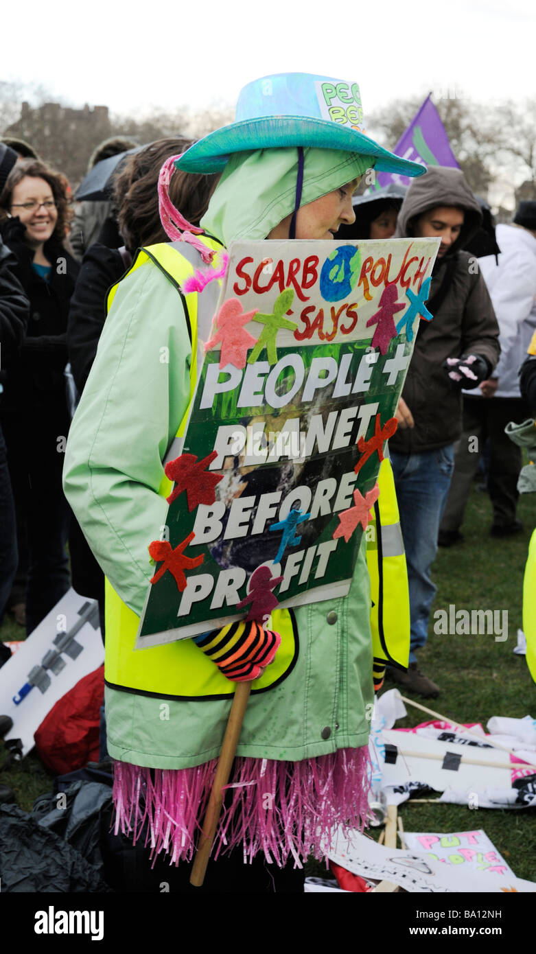 Woman holding placard, 'Planète plus les gens avant le profit" au G20 meeting de protestation dans la région de Hyde park,mettre les gens première démonstration Banque D'Images