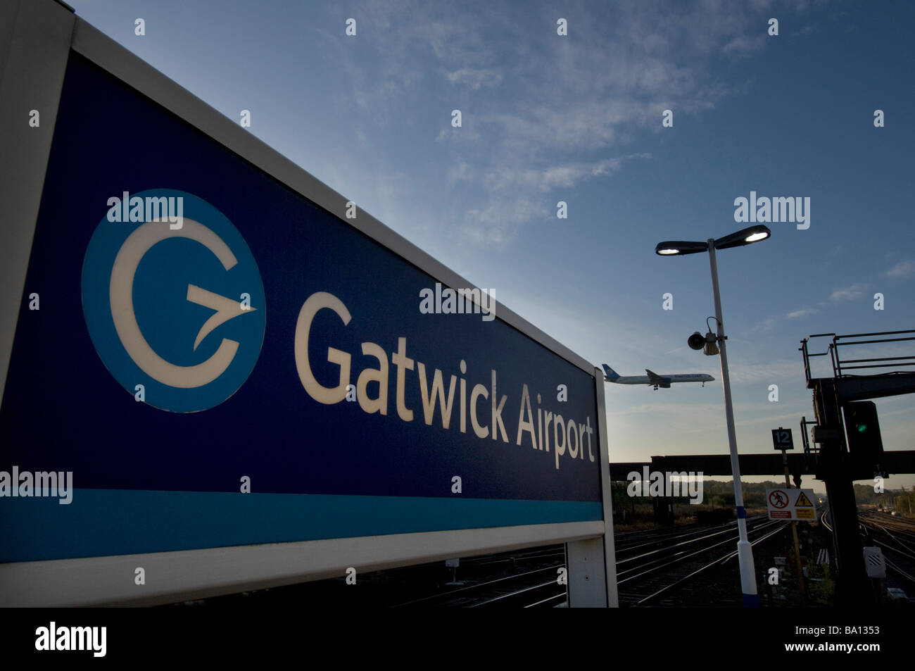 Thomas Cook Boeing 757 avion à réaction au-dessus des terres de la gare de Gatwick Banque D'Images