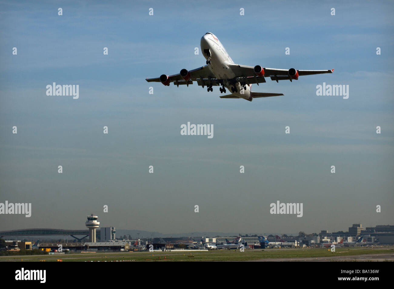 Un Boeing 747 de Virgin Atlantic Jumbo jet décolle de l'aéroport de Gatwick West Sussex sur un vol transatlantique Banque D'Images