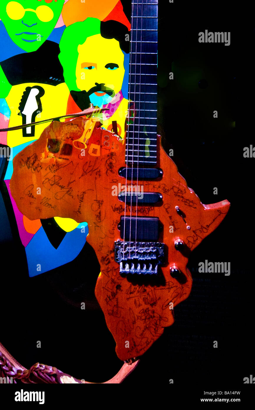 La guitare dans la forme de l'Afrique Photo Stock - Alamy