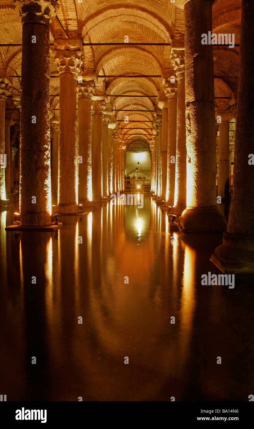 Reflets dans l'eau de la Citerne Basilique, Yerebatan Sarnıcı, d'époque byzantine Sainte-Sophie ci-dessous à Istanbul Turquie Banque D'Images