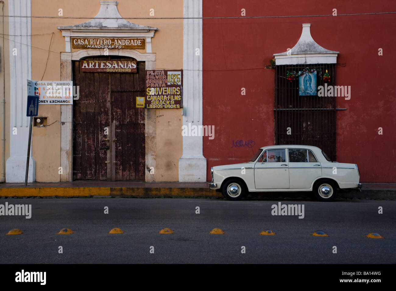 Antique car garé en face d'un vieux bâtiment élégant et coloré à Valladolid s Central Plaza Valladolid Yucatan Mexique Banque D'Images