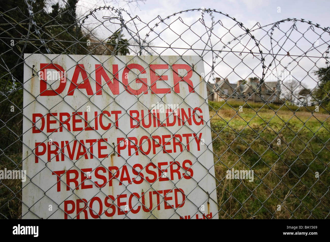 Inscrivez-avertissement danger de bâtiment abandonné la propriété privée à l'égard des intrus poursuivis Banque D'Images