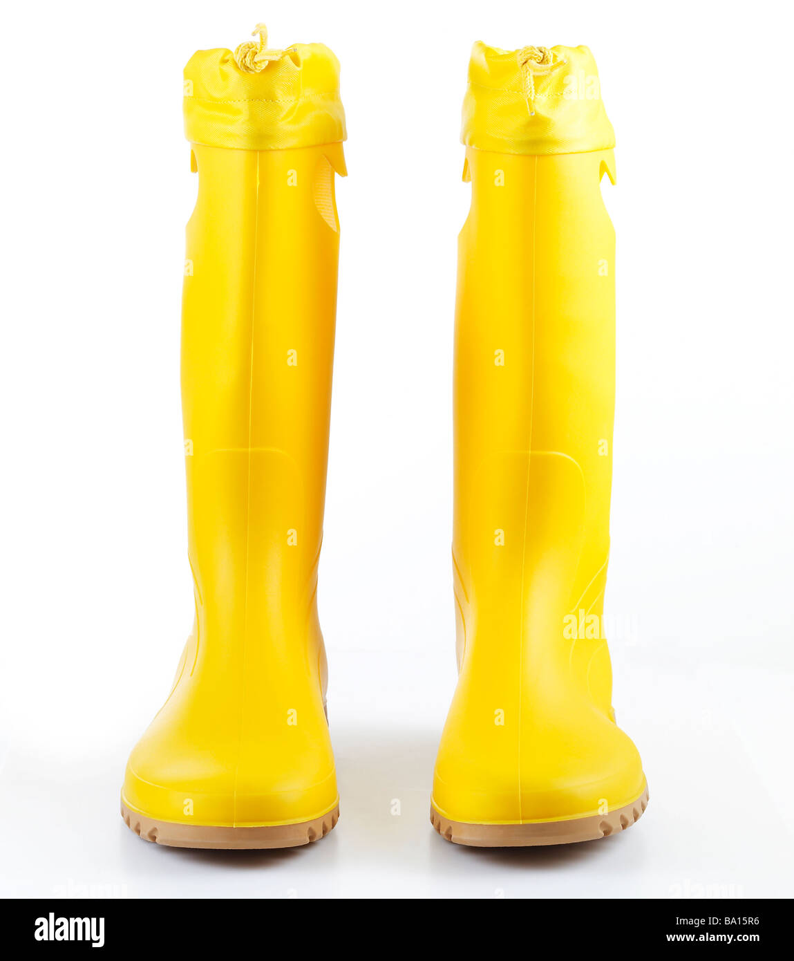 Bottes de pluie femmes jaune sur fond blanc Banque D'Images