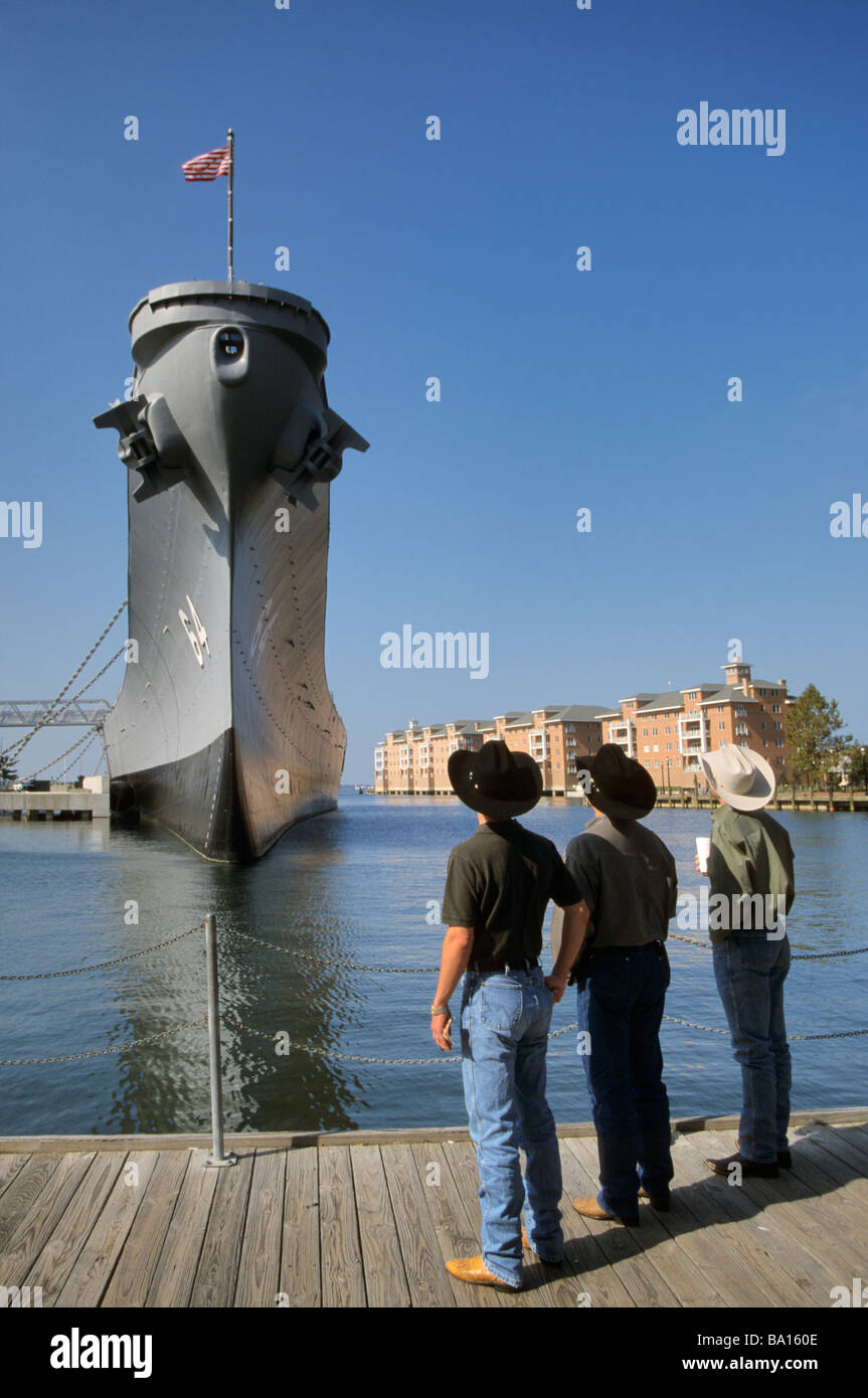 Les visiteurs à la recherche au Texas USS Wisconsin battleship à Norfolk Virginia USA Banque D'Images