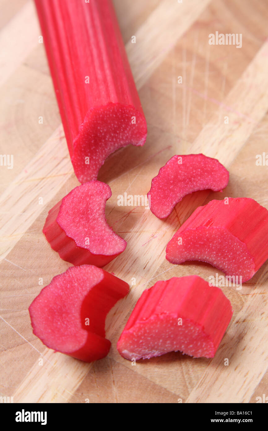 La rhubarbe hachées on cutting board Banque D'Images