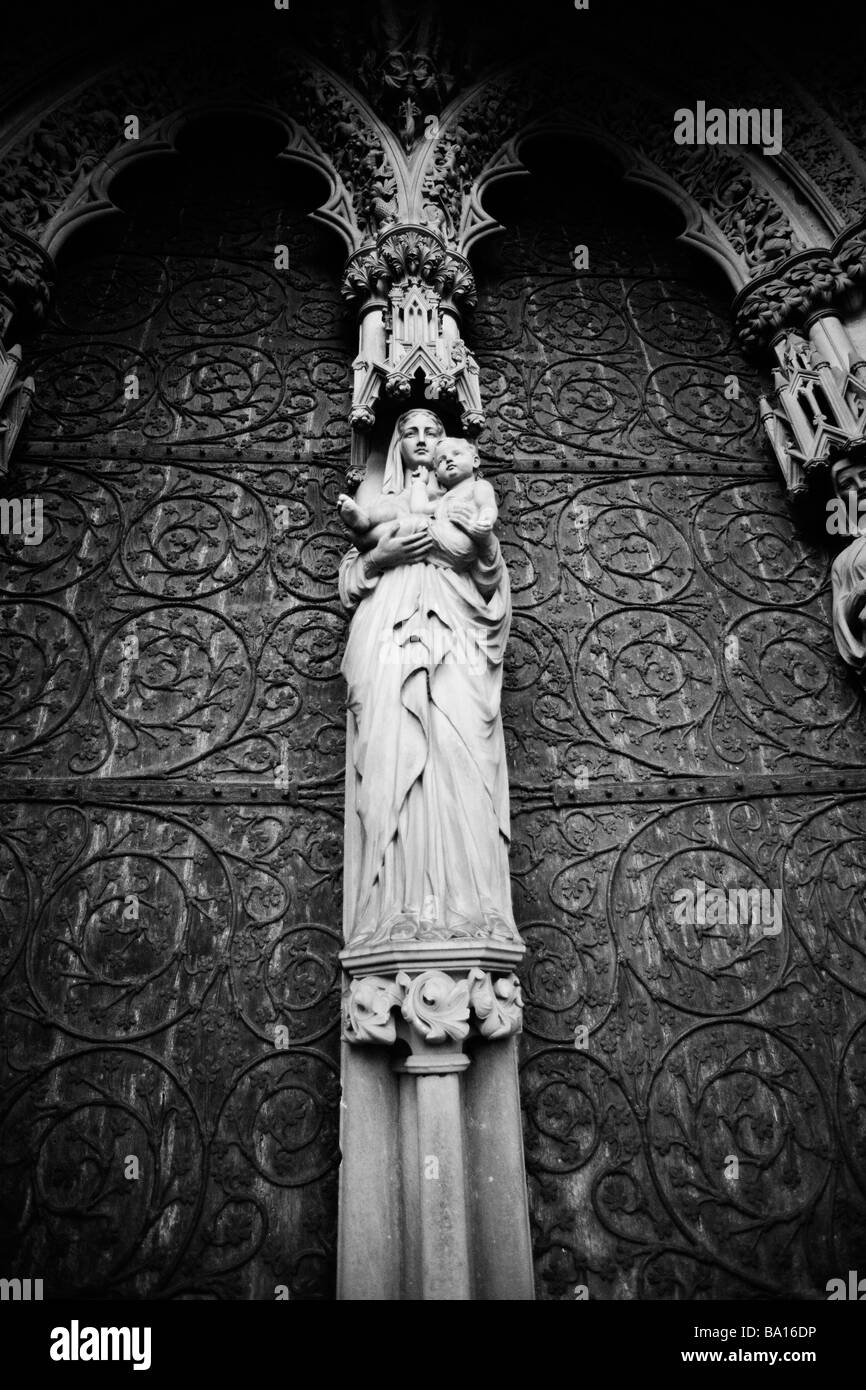 Statue de Marie et de Jésus à l'entrée principale de la cathédrale de Lichfield. Lichfield, dans le Staffordshire, Royaume-Uni. Banque D'Images