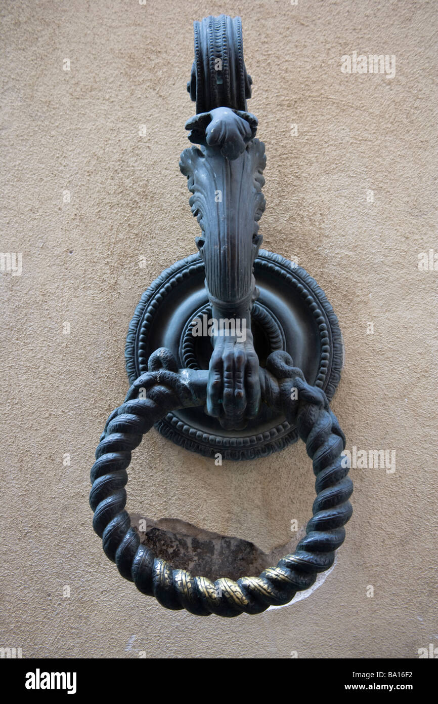 L'anneau de retenue en fonte dans les ruelles de Sienne, Toscane, Italie Banque D'Images