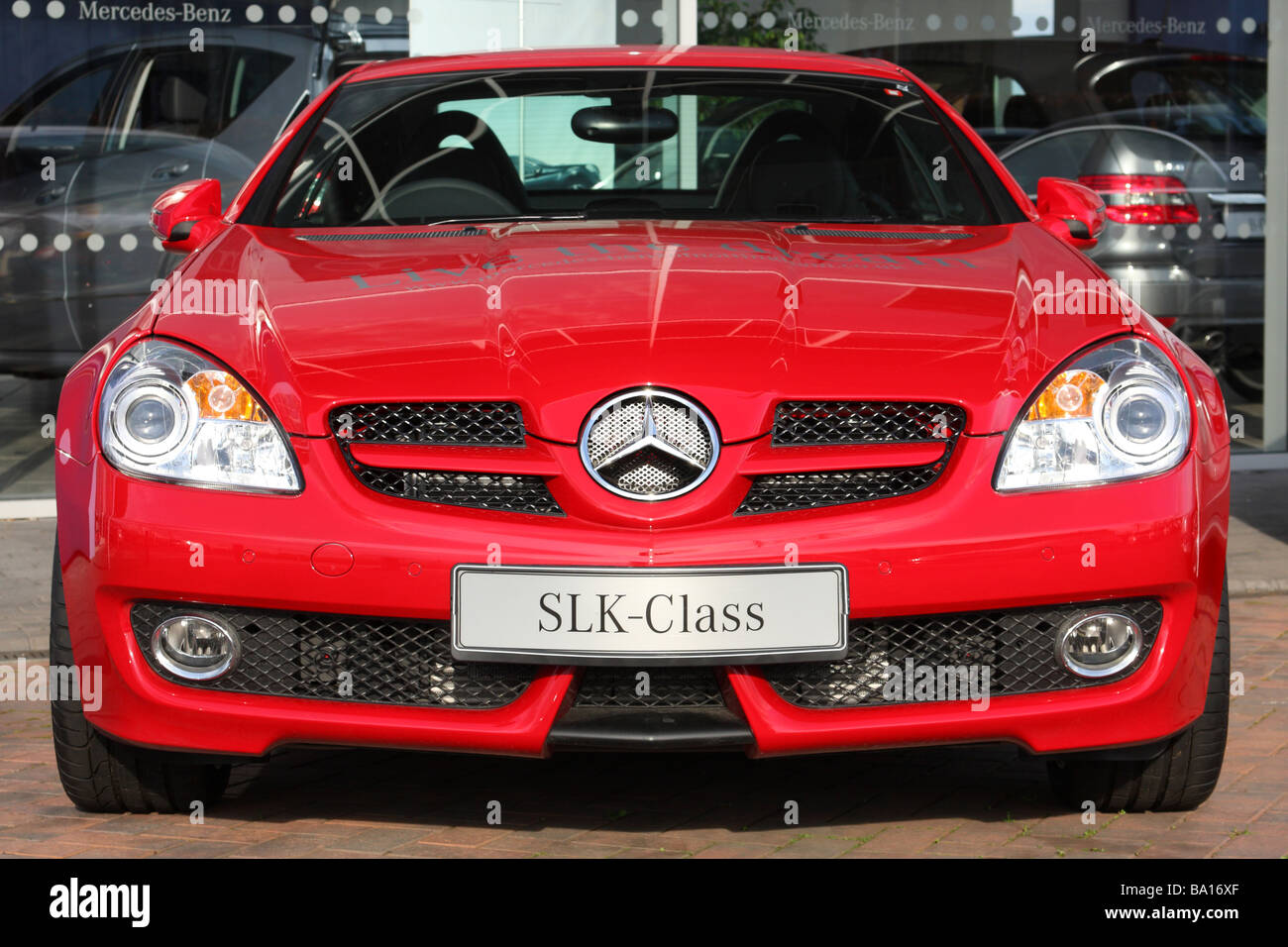 Une Mercedes-Benz SLK Mercedes-Benz lors d'une concession dans une ville du Royaume-Uni. Banque D'Images