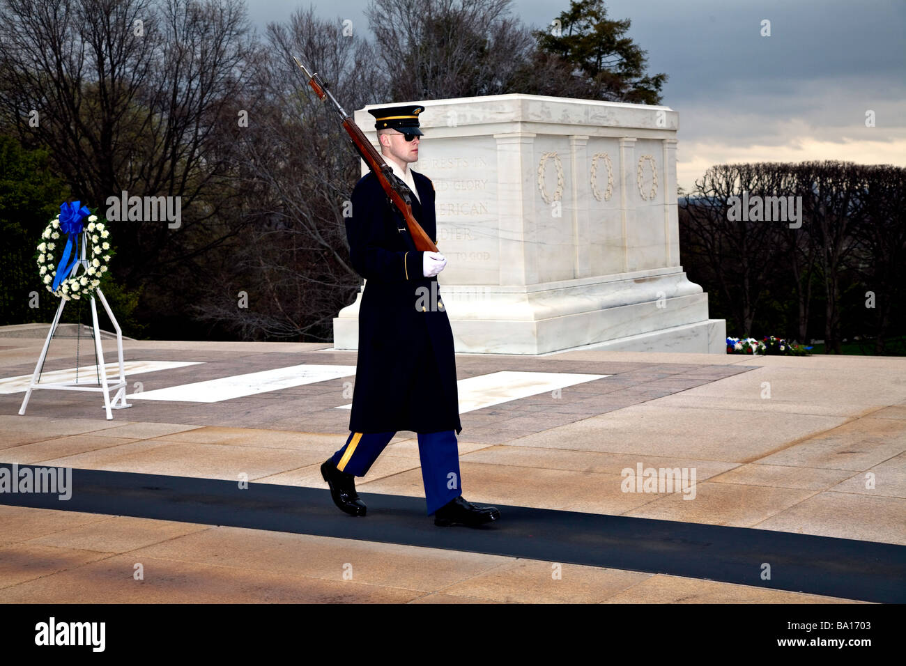 Garde côtière canadienne sur la Tombe du Soldat inconnu, le Cimetière National d'Arlington, Washington,DC,USA Banque D'Images
