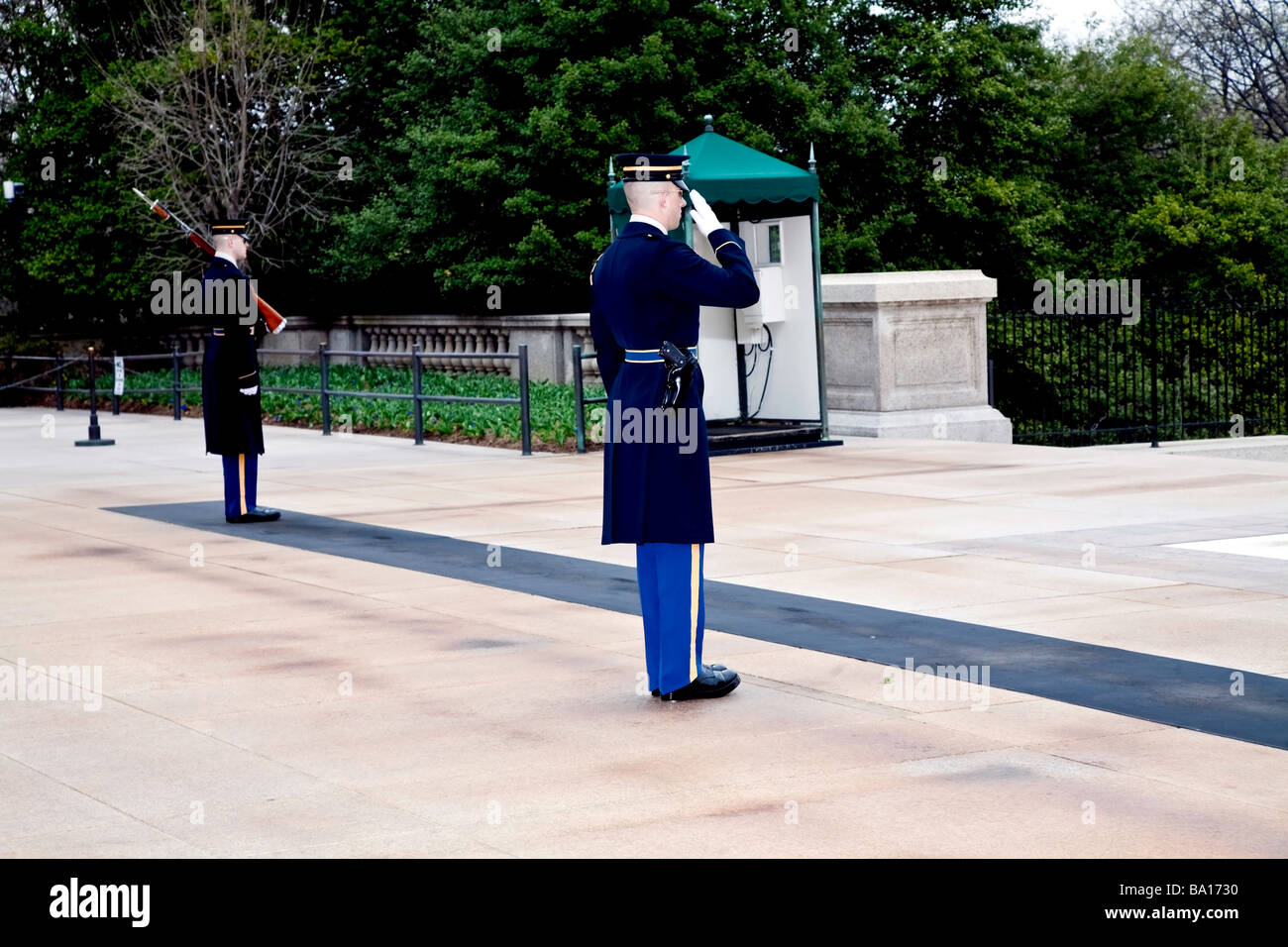 Changement de la garde à la tombe de l'inconnu et Amphithéâtre Mémorial au cimetière national d'Arlington Washington DC;;USA Banque D'Images