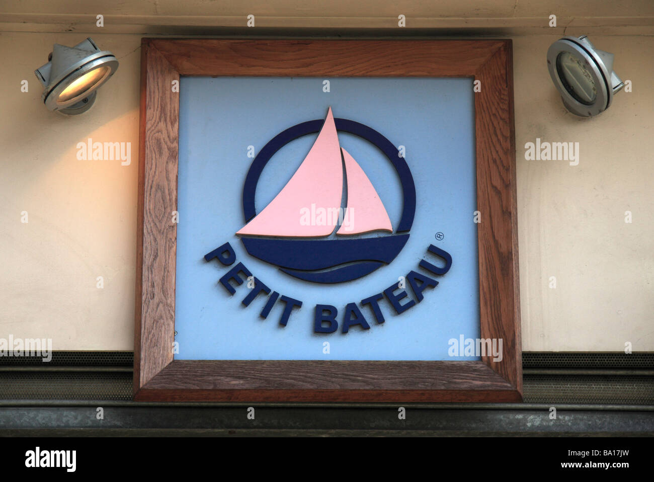 Le signe au dessus de l'entrée du magasin de vêtements Petit Bateau à Richmond, Surrey. Mars 2009 Banque D'Images