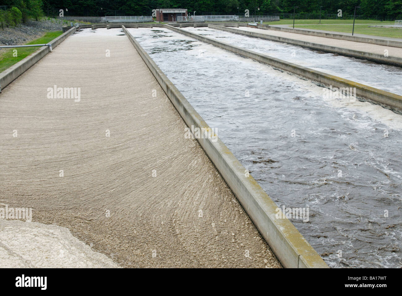 Traitement secondaire des eaux usées par boues activées. Banque D'Images