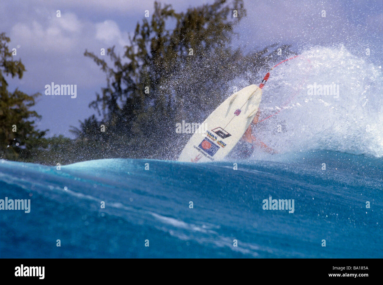 Surfer d'essayer une antenne re entrée à Branon est sur le côté sud de la Barbade Banque D'Images Surfer d'essayer une antenne re entrée à Branon est sur le côté sud de la Barbade Banque D'Images
