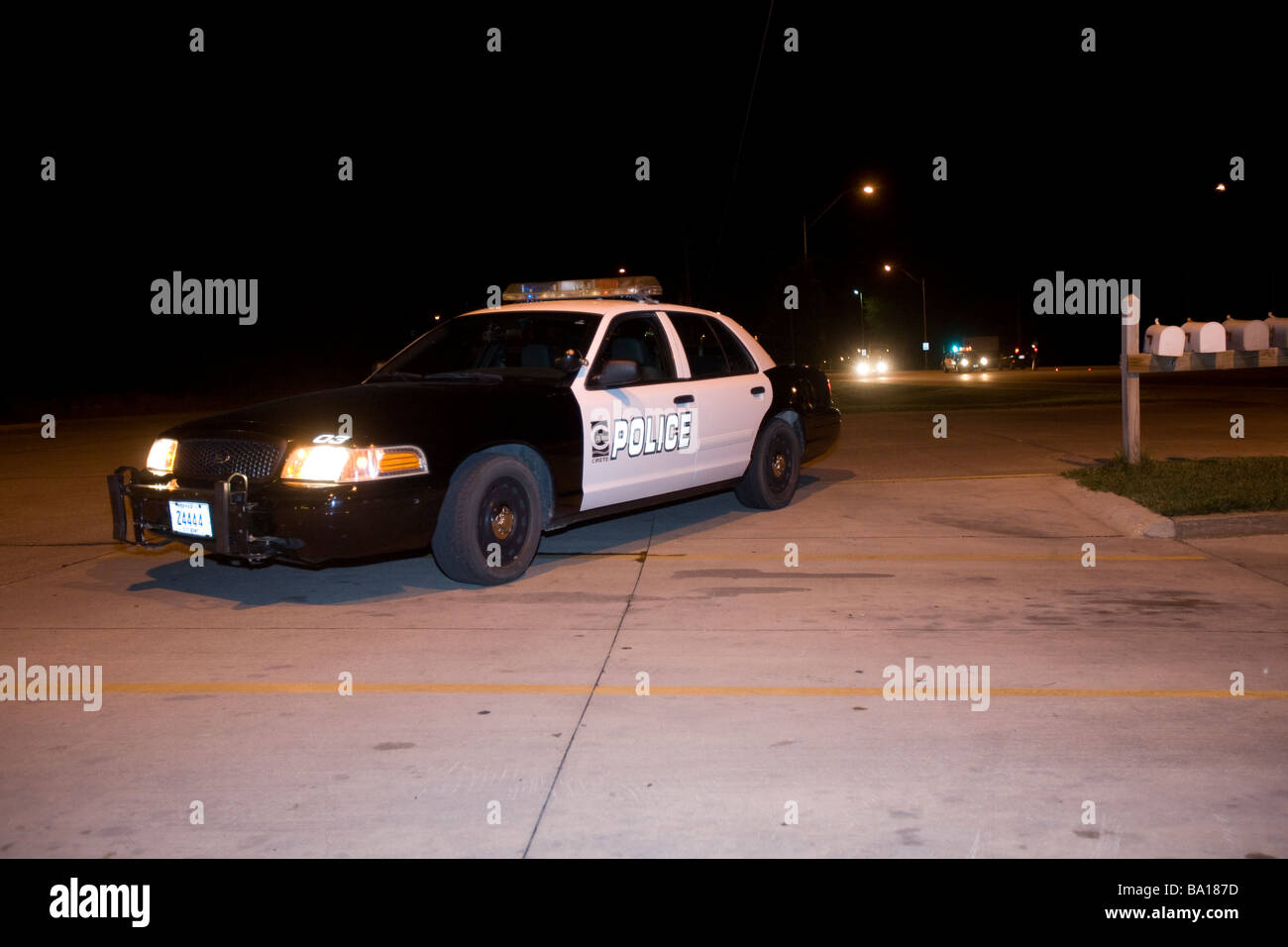 Point de contrôle de la sobriété dans les petites localités rurales ville américaine. En collaboration avec MADD, Mothers Against Drunk Driving. Voiture de police. Banque D'Images