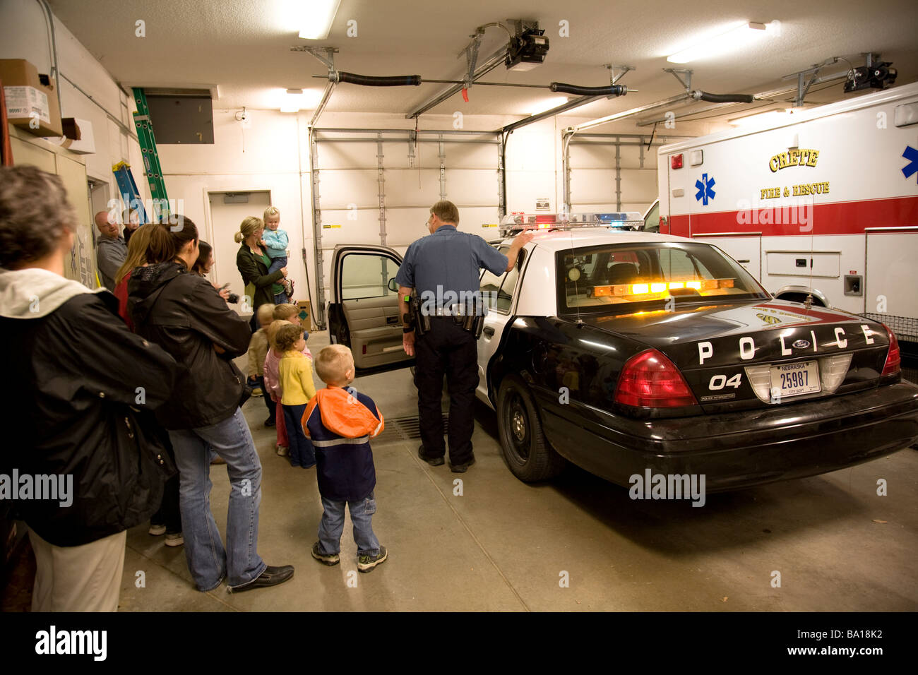 Les enfants se rendant sur un service de police et à la brigade à une voiture. Banque D'Images