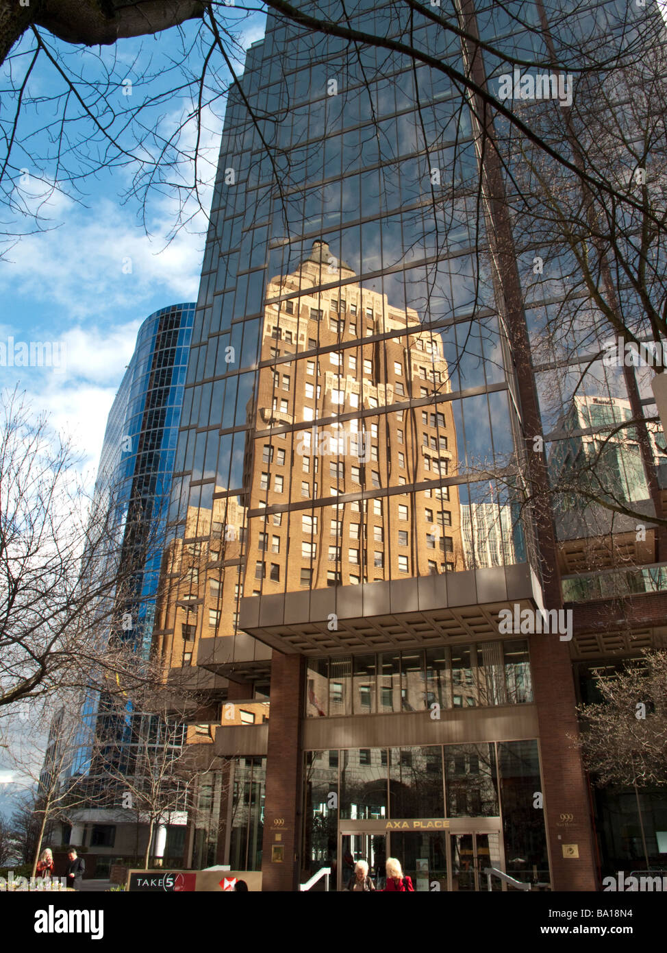 Vancouver Marine Building reflète dans une tour dans le centre-ville Banque D'Images