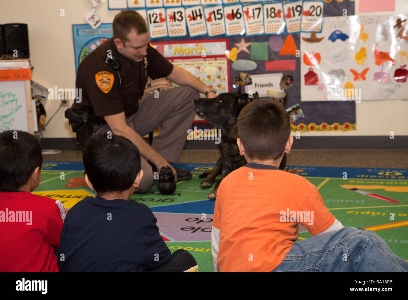 Le shérif adjoint et K-9 La visite d'une classe de maternelle, en Crète, le Nebraska. Banque D'Images