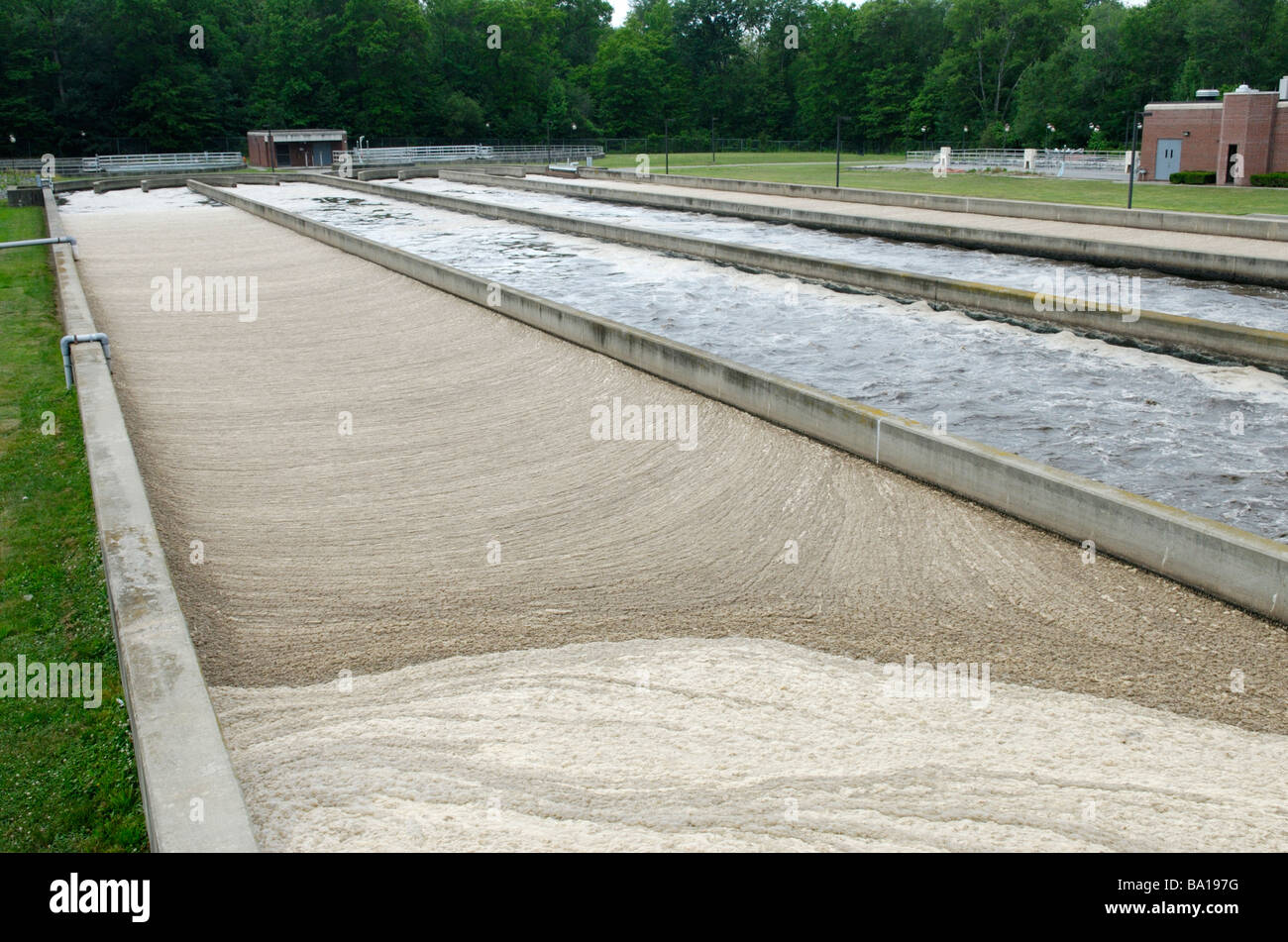 Traitement secondaire des eaux usées par boues activées. Banque D'Images