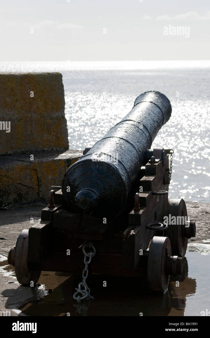 Cannon du côté du port à Cornwall, Porthleven Banque D'Images